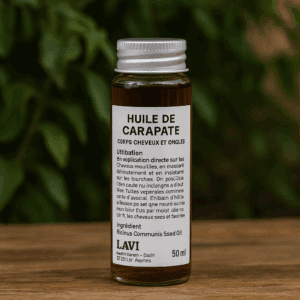 Flacon de 50ml d’huile de carapate LAVI posé sur une table en bois, avec feuillage en arrière-plan